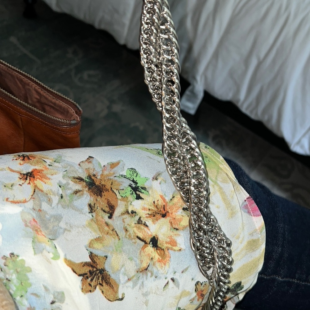 BABE creates 1 silver and 1 gold necklace